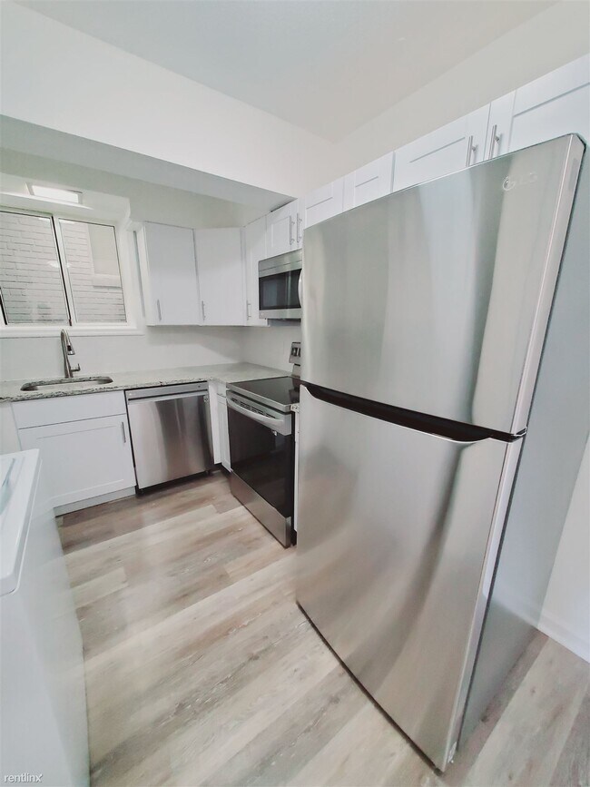 Foto del edificio - 2 br, 1 bath Condo - 674 Cove Rd Unit D