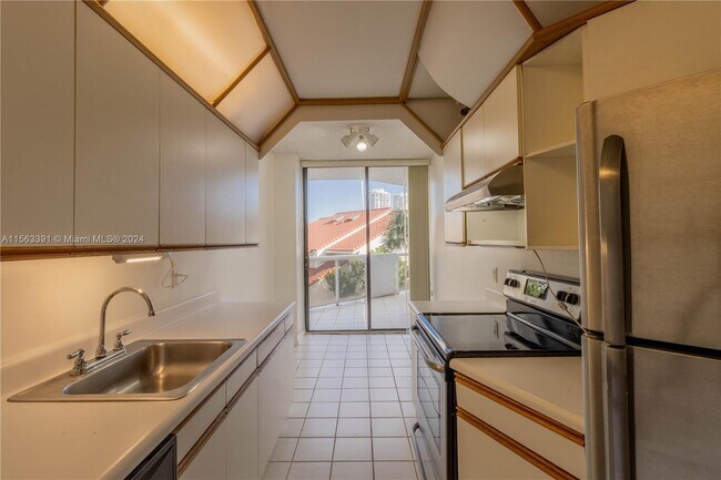 Foto del edificio - 3610 Yacht Club Dr