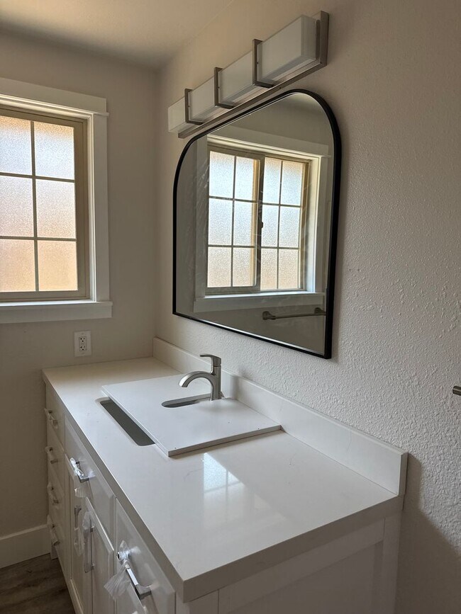 Building Photo - Updated Duplex in SE Bend