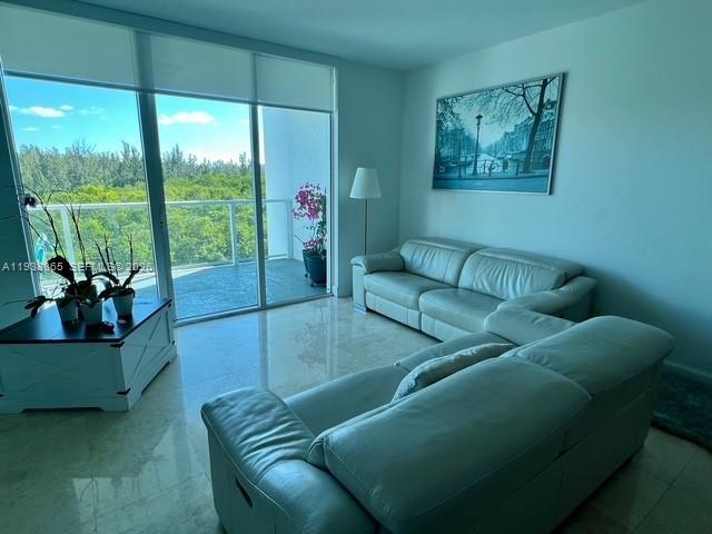 Foto del edificio - 14951 Royal Oaks Ln