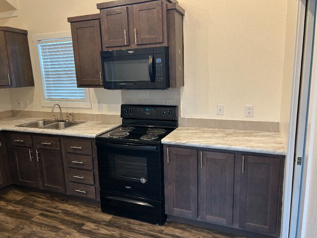 Foto del edificio - 5215 Crestway Rd