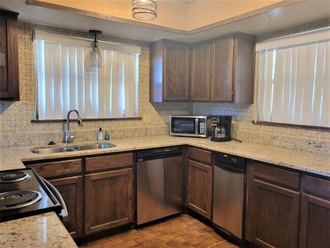 Foto del edificio - Large Townhome with Views of Sierra Blanca...