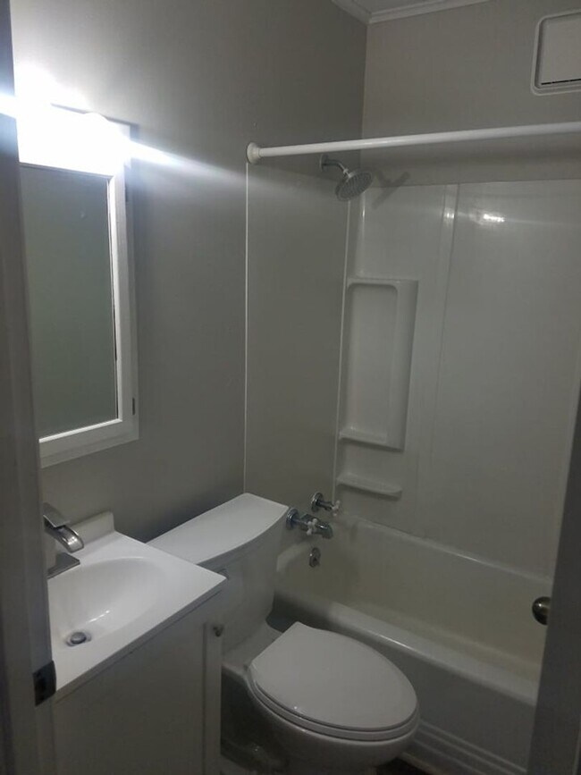 Building Photo - Close to Downtown, 4BD/2BT