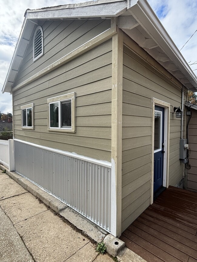 Building Photo - 668 S Auburn St