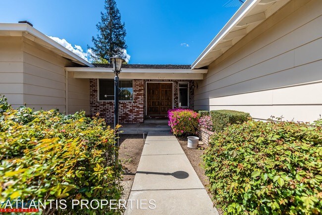 Building Photo - 4 br, 3 bath House - 6767 Glenview Drive