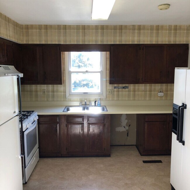 Building Photo - 4 Bed/2.5 Bath Home in Wiles Hill - Availa...