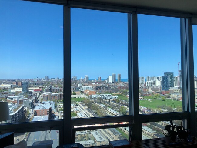 Foto del edificio - 500 W Superior St