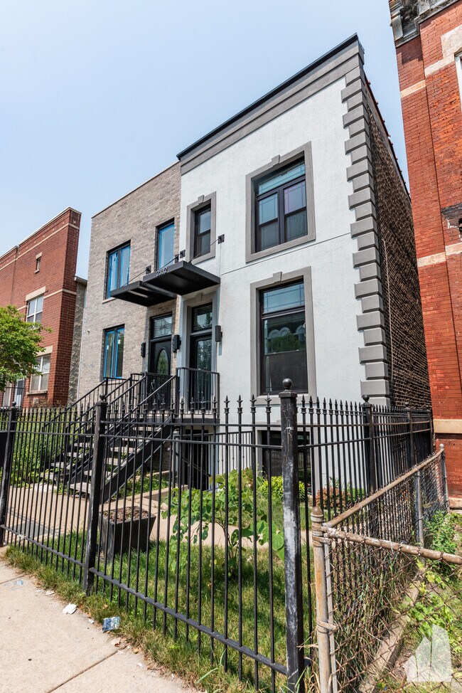 Building Photo - 2332 W Warren Blvd