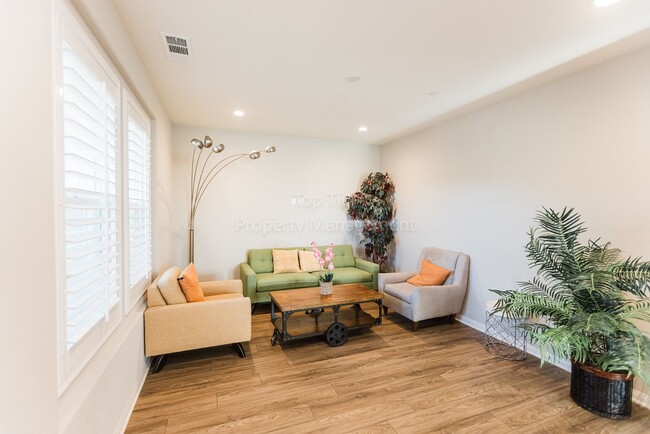Building Photo - Stunning and spacious 5-bedroom, 4-bathroo...