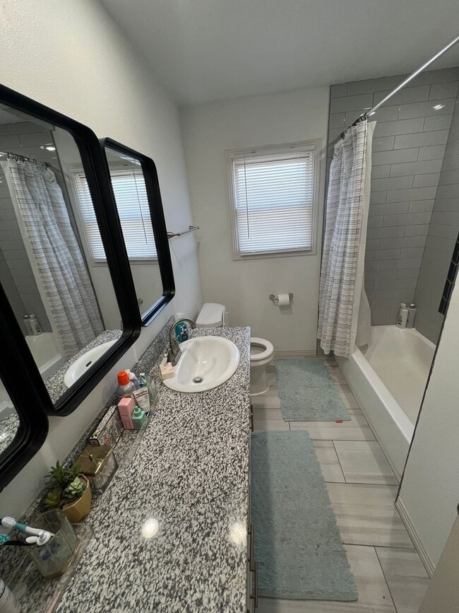 Building Photo - Pre Leasing for fall 2026! 3/2 in Medical District