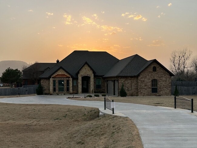 Building Photo - 4-bedroom with Mountain Views Available NOW!
