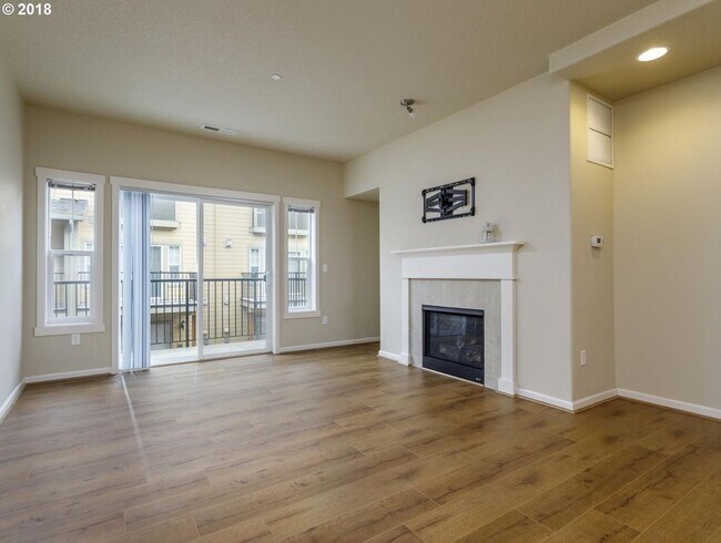 Foto del edificio - Neat and Tidy Newer Town Home with Two Master Bedrooms and Den on the Main Level