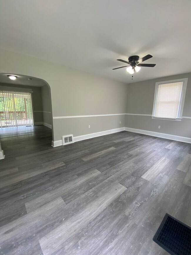 Building Photo - 3 Bedroom, 1 Bathroom Single Family Home i...