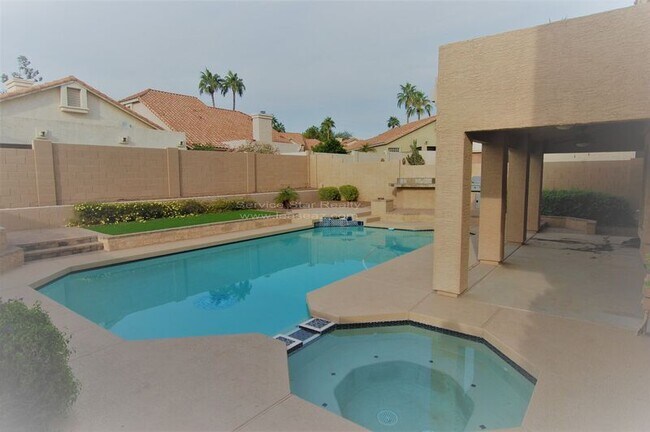 Foto del edificio - 1204 E Silverwood Dr