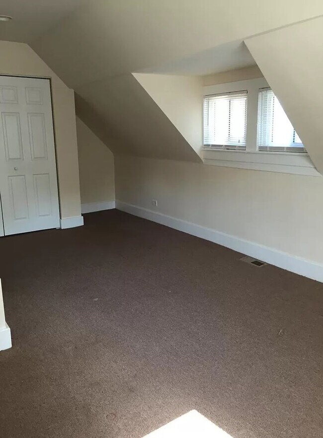 Building Photo - 3 bedroom/1 bath Waukegan home located on ...