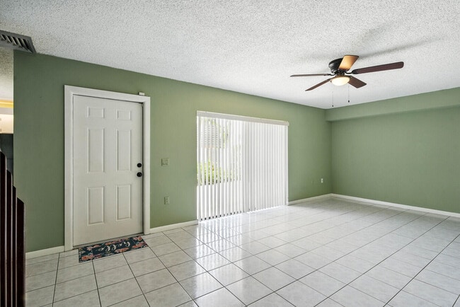 Building Photo - 622 6th Way