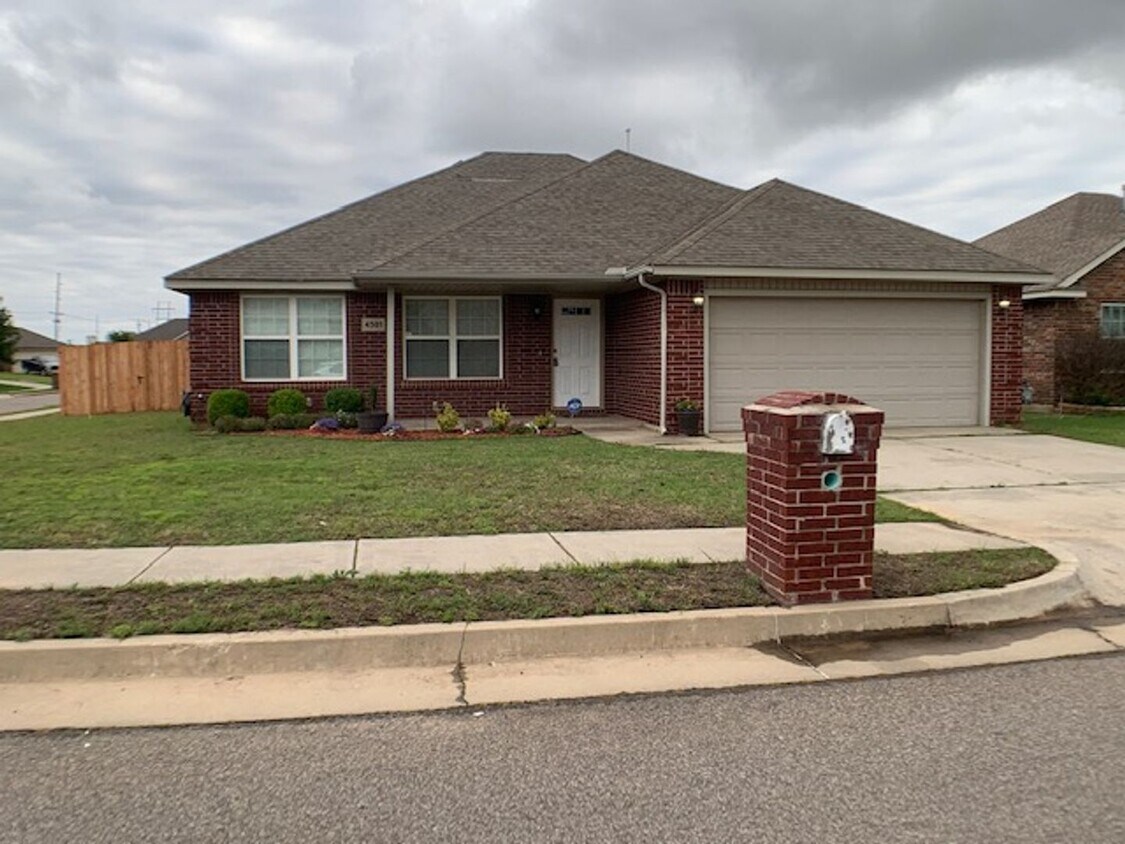 Foto principal - Newer 3 Bedroom off I-240