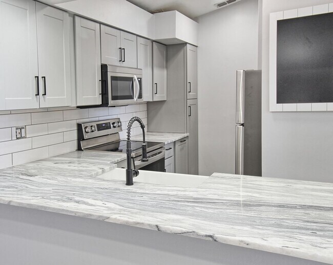 Building Photo - New Remodel! Gorgeous 2 Bedroom Condo! Ama...