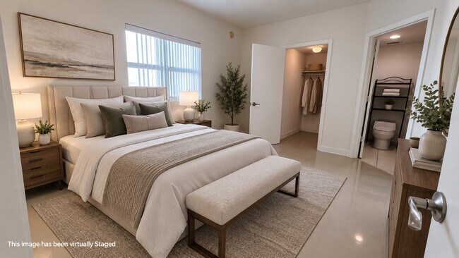 Foto del edificio - 15051 Royal Oaks Ln