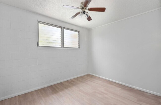 Building Photo - Nice & Clean 2 bedrooms, 1 bath and 1 parking apartment is located in Waipiolani Building