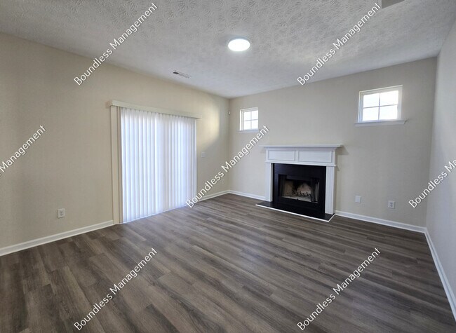 Foto del edificio - 4593 Parkway Cir