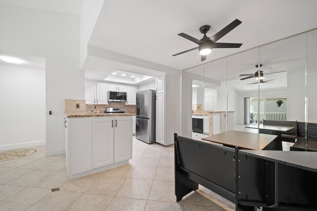 Building Photo - Highly Desirable 2 Bedroom, 2 Bath Second ...