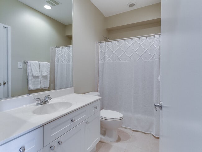 Building Photo - 1852 Clarendon Blvd