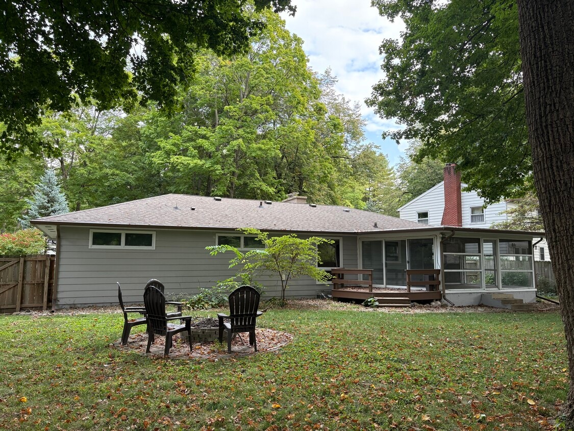 Backyard Firepit and Porch - 1527 Summit Dr