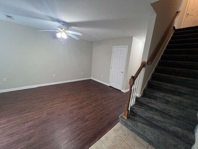 Building Photo - Oak Ridge 37830 - 2 bedroom, 2 bath townho...