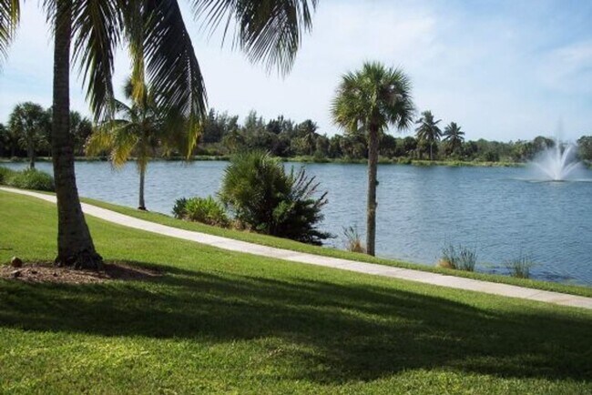 Foto del edificio - Beautiful Condo with Lake View