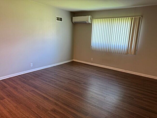 Foto del edificio - Remodeled 1 Bedroom Apartment!!!  Walk to the Square or Steps from Sumner Regional Hospital