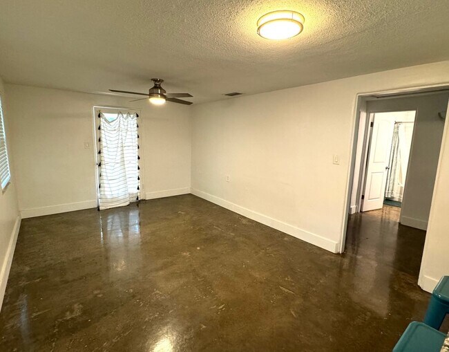 Building Photo - Charming 2-Bed/1-Bath Home for Rent!! Sara...
