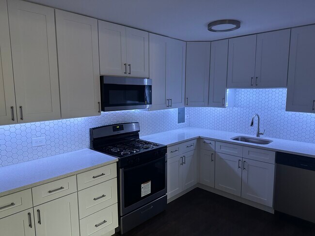 Foto del edificio - 2401 W Balmoral Ave