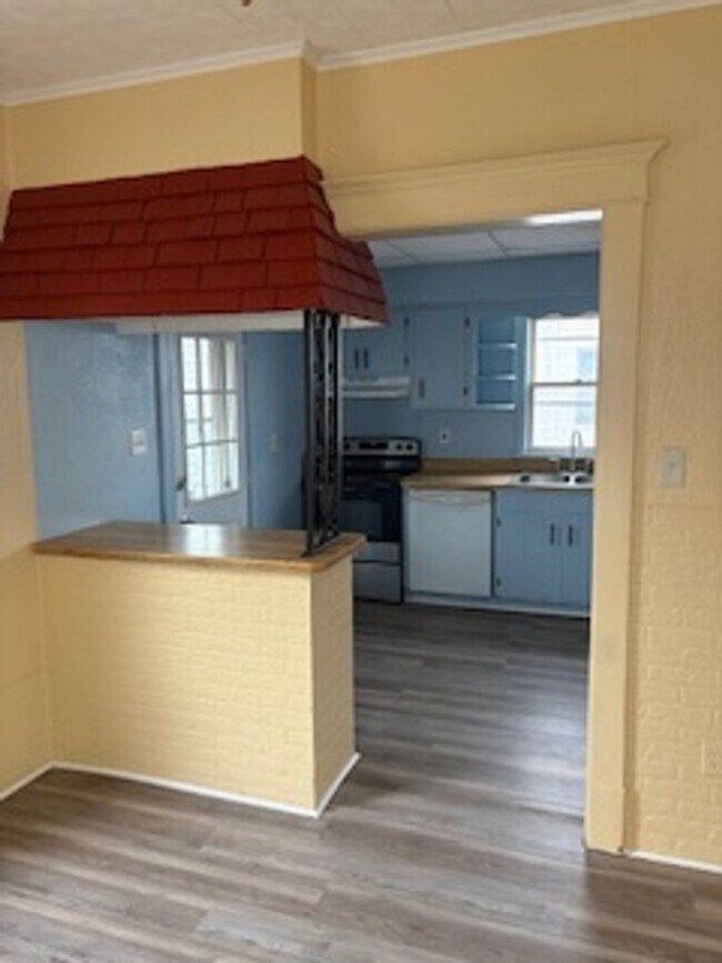 Foto del edificio - 3 BR house, garage, fenced yard