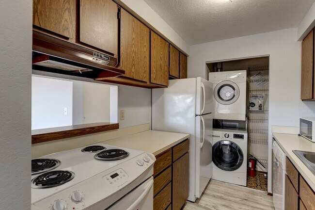 Foto del edificio - Charming 2-Bedroom Condo with Balcony – Pr...