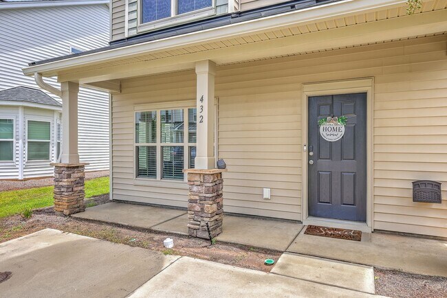 Foto del edificio - Spacious End-Unit Townhome with Modern Com...