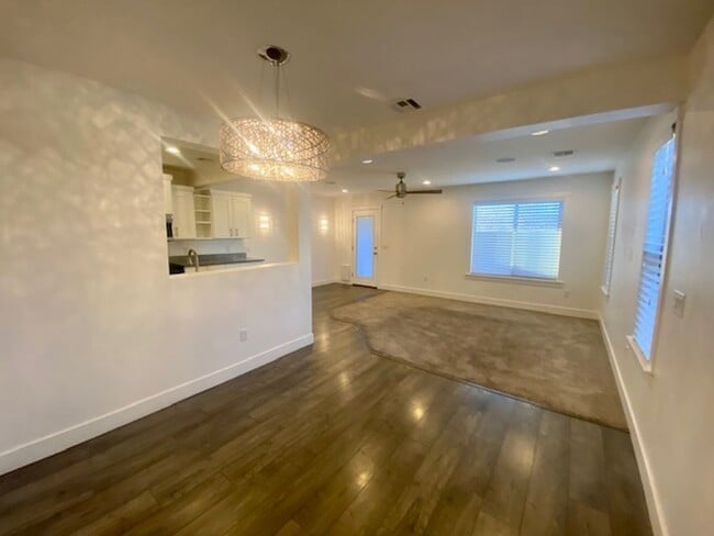 Building Photo - SPACIOUS TOWNHOME IN WASHINGTON