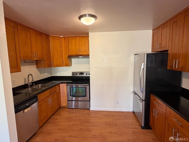 Building Photo - 527 6th Ave