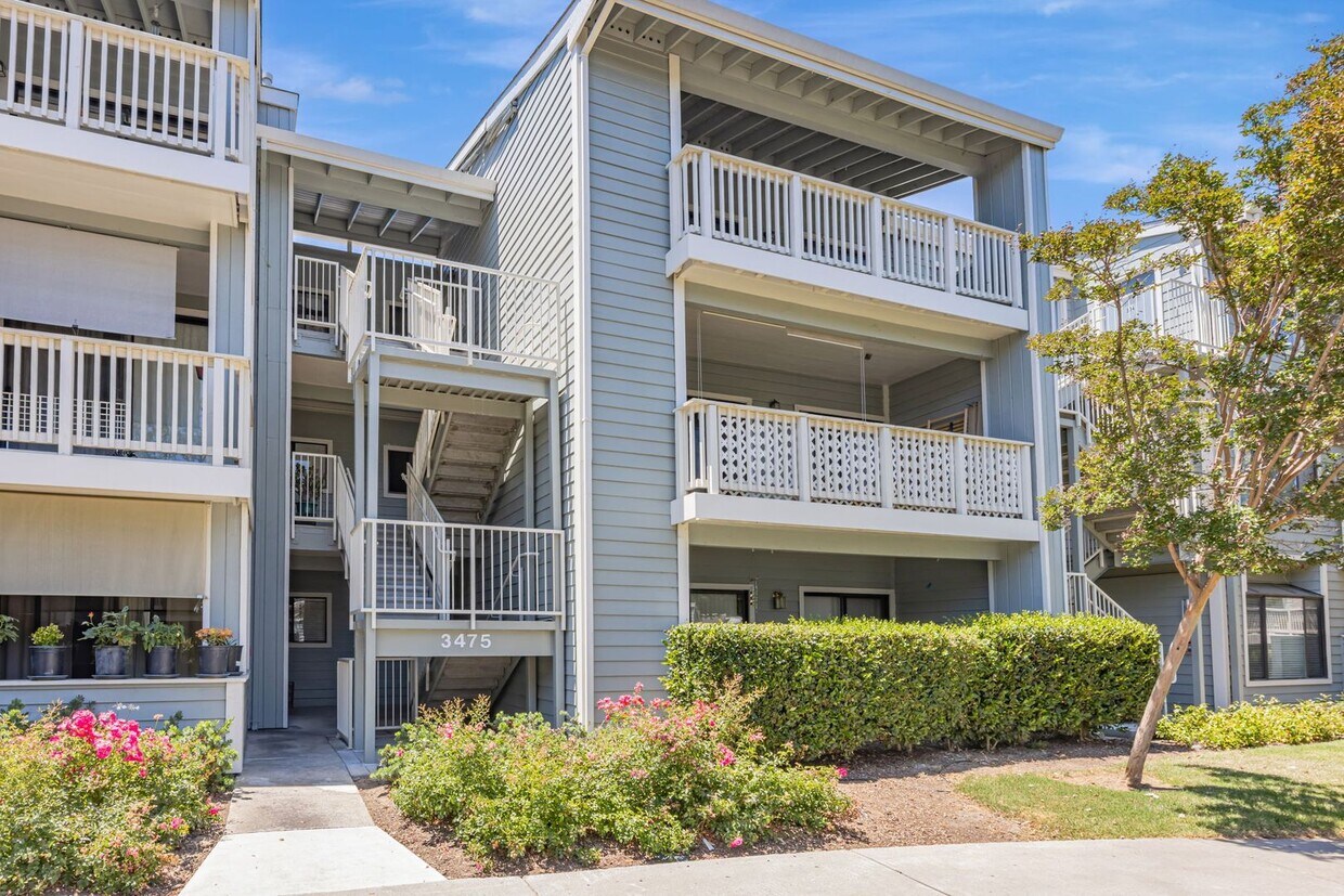 Foto principal - Top-Floor 2BR Condo for Rent – Gated Commu...
