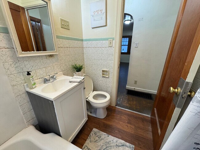 Foto del edificio - 3 bed, 1 bath home for rent in Waterloo