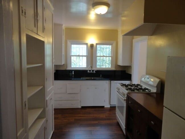 Building Photo - Nice 1 + 1 Detached Condo No. Hollywood