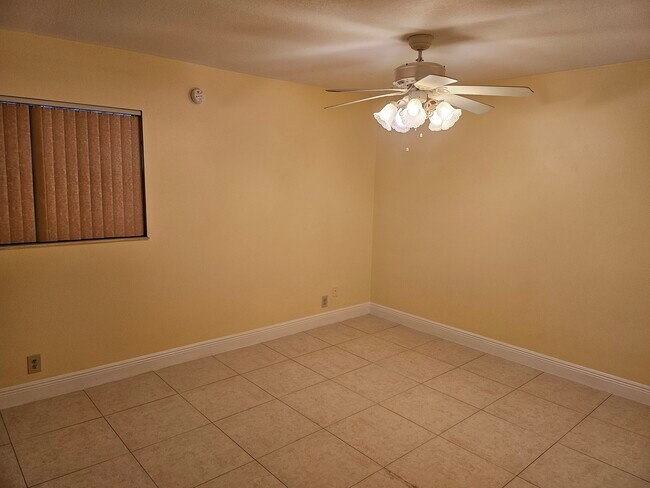 Foto del edificio - 8801 W Sample Rd