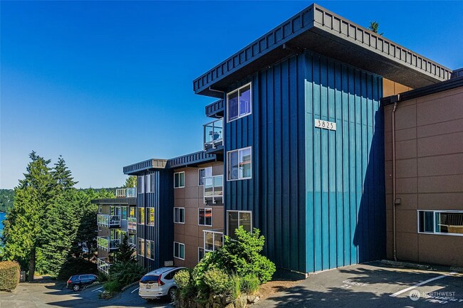 Lateral del edificio; la cubierta de la unidad es el piso superior al final del edificio - 3825 NE 155th Pl