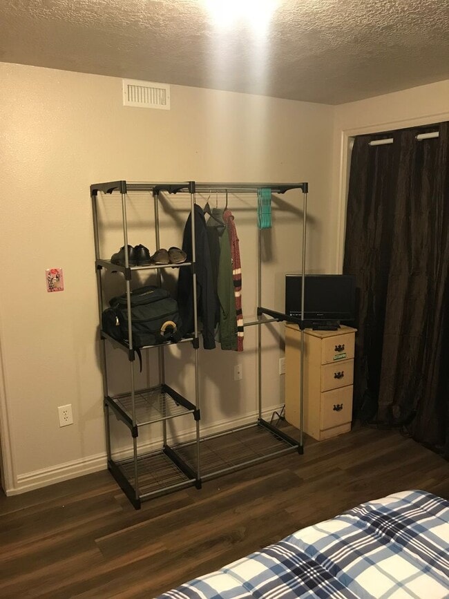 Building Photo - ALL utilities Included 2 Bedroom UNDER $1500
