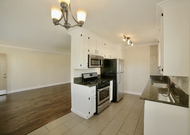 Foto del edificio - 4327 Clinton St