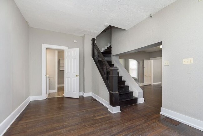 Building Photo - 3 Bedroom Home Near Fountain Square