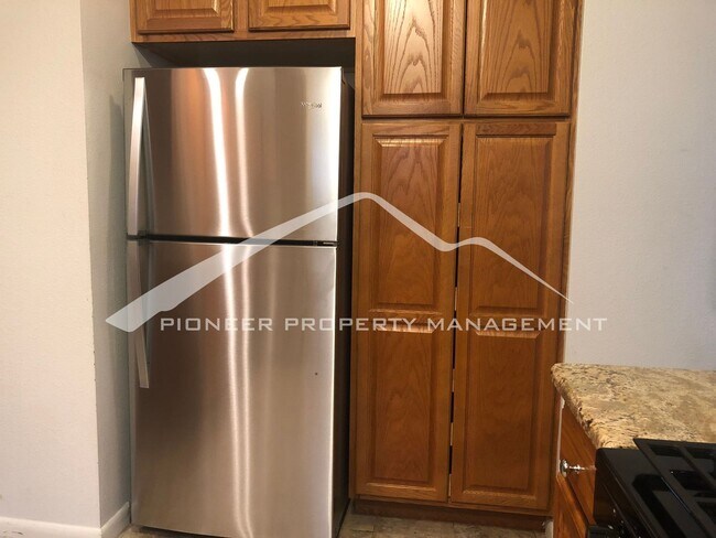 Foto del edificio - Charming Bungalow with One Car Garage in D...