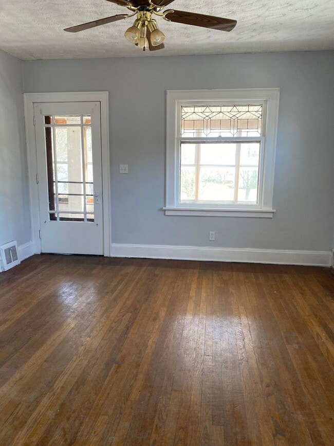 Building Photo - 2 Bedroom Duplex in Cleveland