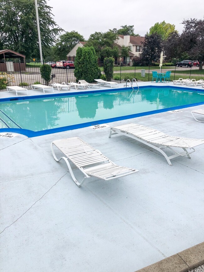 Swimming Pool - 38947 Golfview Dr E