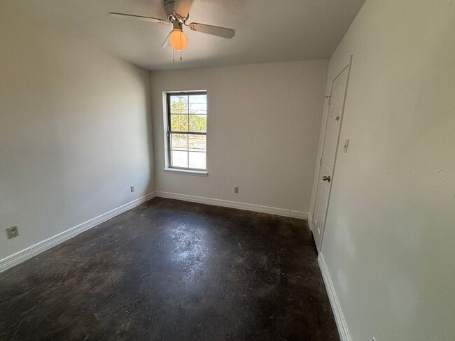 Building Photo - 1719 Lakeshore Dr